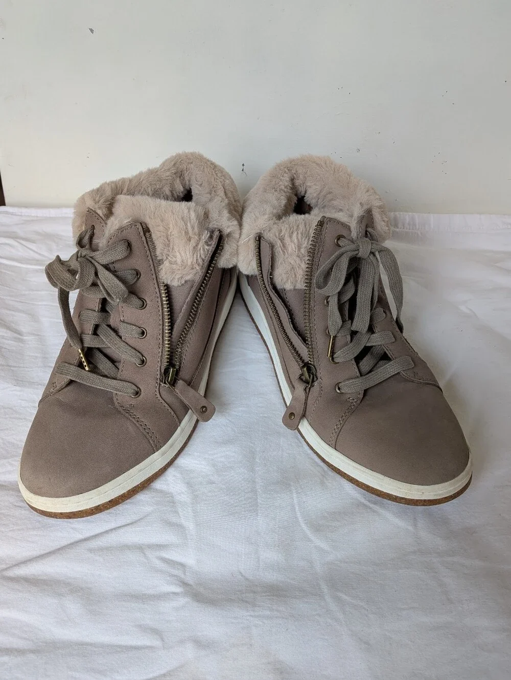 Aetrex Dylan Arch Support Sneaker Zip Sides Lace Up Fur Trim EUC